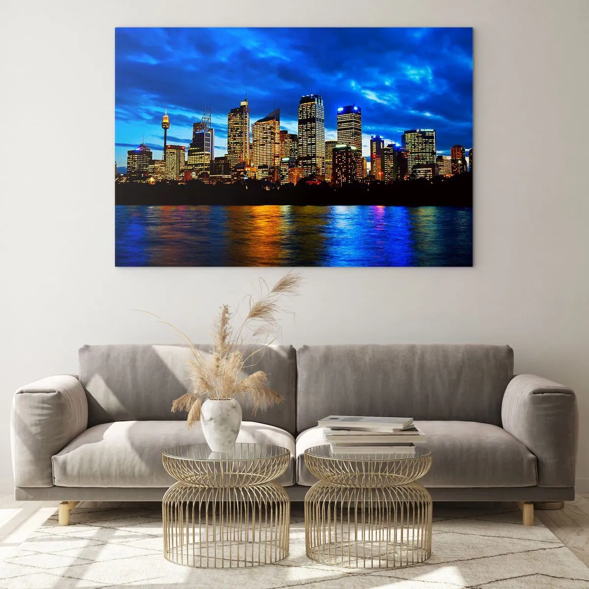Tablou pe sticlă - Panoramă a orașului nocturn reflectată în apă - 70x50cm - O noapte de lumini și culori - Decorațiune modernă pentru perete pentru living și dormitor ARTTOR
