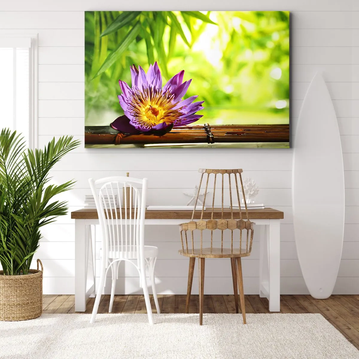 Tablou pe pânză Canvas - Floare de lotus violet pe un fundal de frunze verzi de bambus - 70x50cm - În soarele asiatic - Decorațiune modernă pentru perete pentru living și dormitor ARTTOR