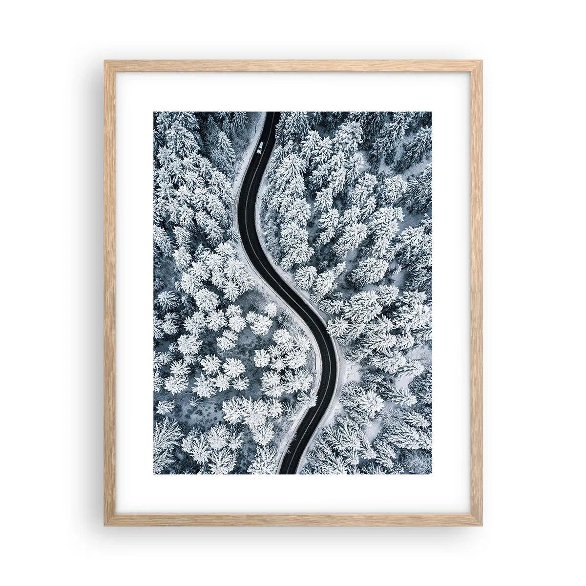 Poster în ramă de stejar deschis - Prin pădurea de iarnă - 40x50 cm