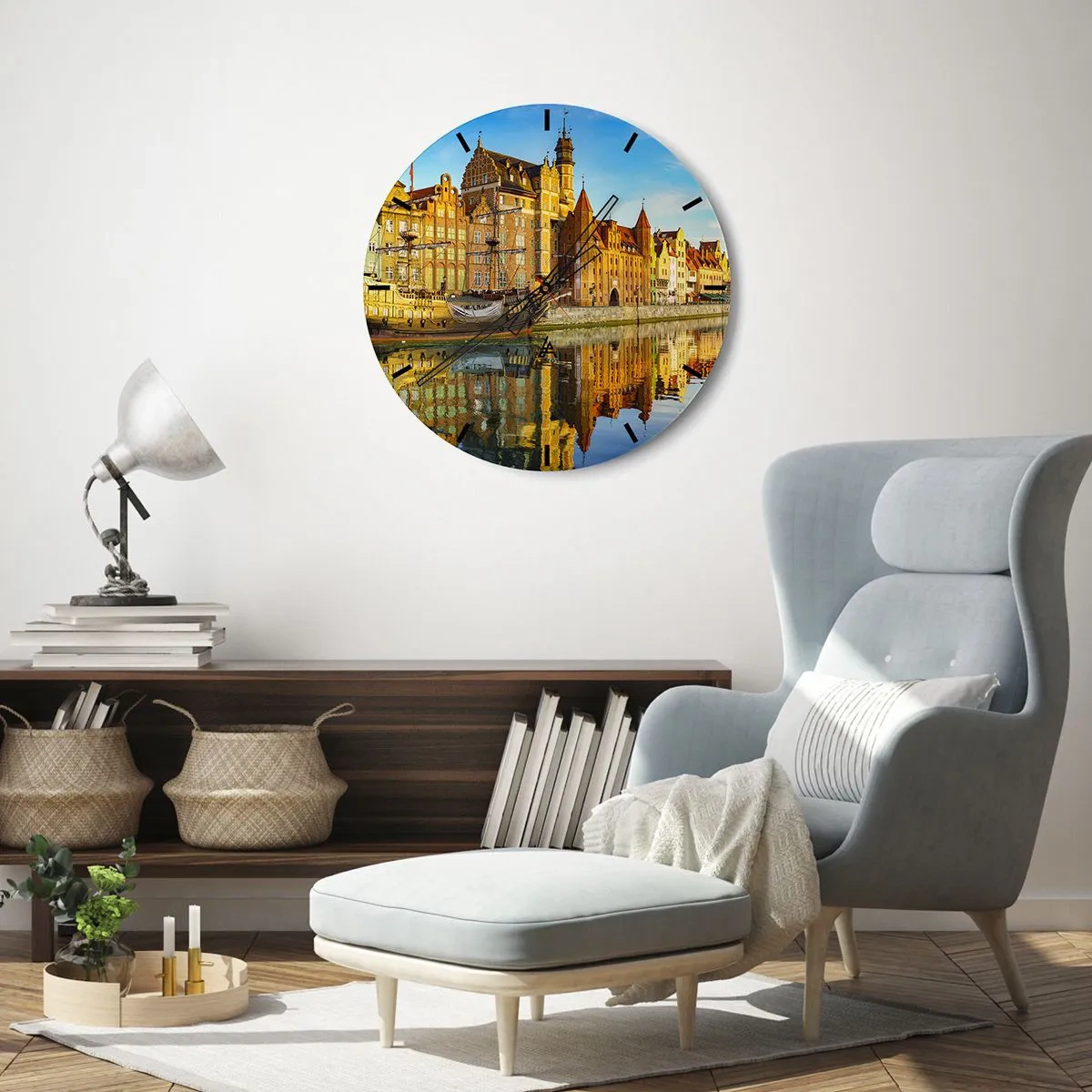 Ceas de perete - Ceas pe sticlă - Panoramă a orașului vechi cu reflexie în apă în lumina apusului - 30x30cm - Trecutul în oglindă - Decorațiune modernă pentru perete pentru living, bucătărie și dormitor ARTTOR