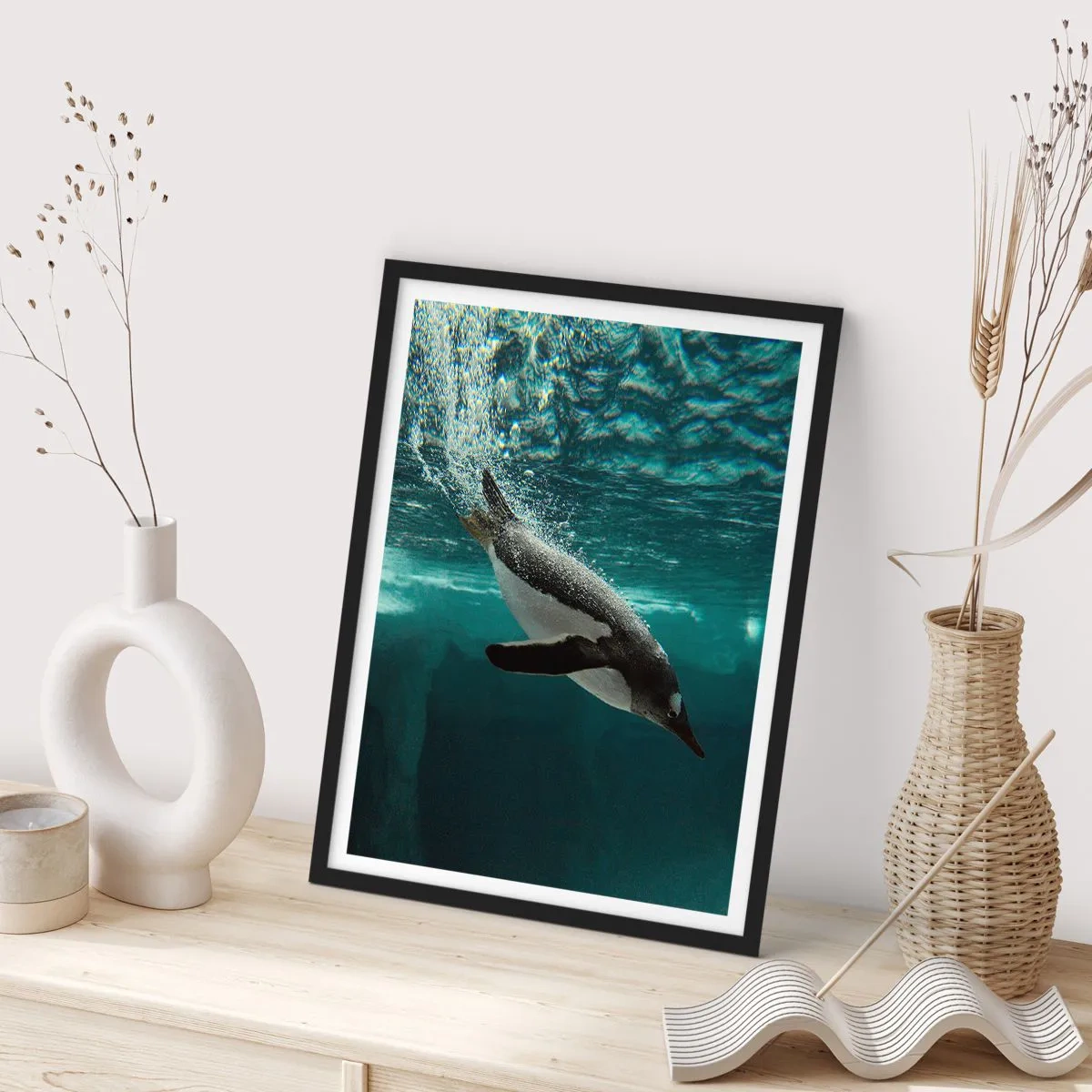 Poster în ramă neagră - Un pinguin înotând sub apă - 50x70cm - Bun venit în lumea mea - Decorațiune modernă pentru perete pentru living și dormitor ARTTOR
