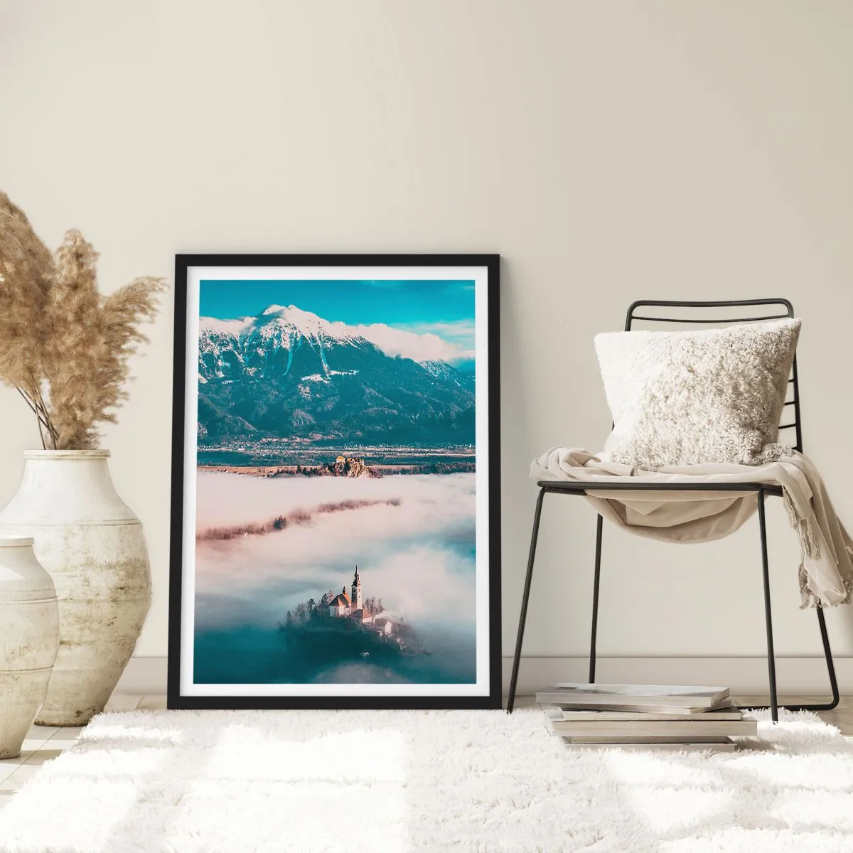 Poster în ramă neagră - O biserică pe o insulă înconjurată de ceață, cu un fundal muntos - 50x70cm - Începutul unui basm - Decorațiune modernă pentru perete pentru living și dormitor ARTTOR