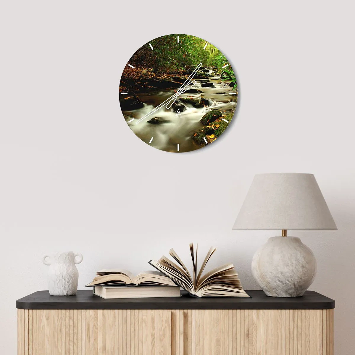 Ceas de perete - Ceas pe sticlă - Un pârâu de pădure înconjurat de verdeață - 30x30cm - Ca argintul lichid - Decorațiune modernă pentru perete pentru living, bucătărie și dormitor ARTTOR