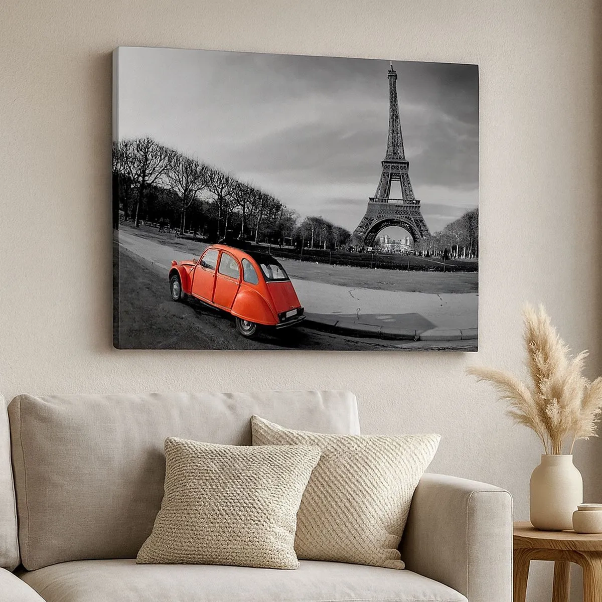 Tablou pe pânză Canvas - mașină roșie cu Turnul Eiffel în fundal într-un peisaj alb-negru - 70x50cm - Mai pariziană decât Parisul însuși - Decorațiune modernă pentru perete pentru living și dormitor ARTTOR