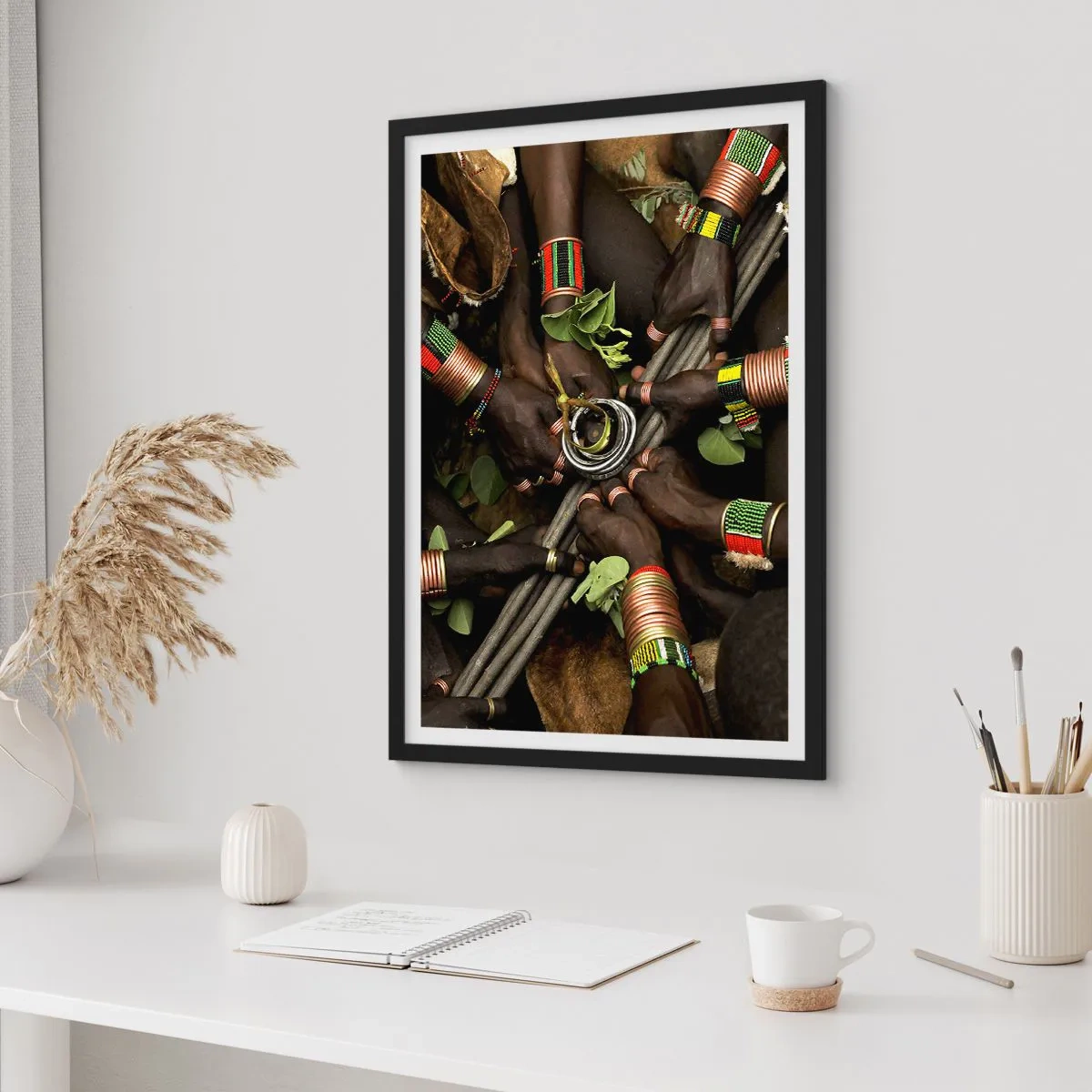 Poster în ramă neagră - Mâini în brățări tradiționale, într-un gest de comunitate - 50x70cm - Împreună - Decorațiune modernă pentru perete pentru living și dormitor ARTTOR