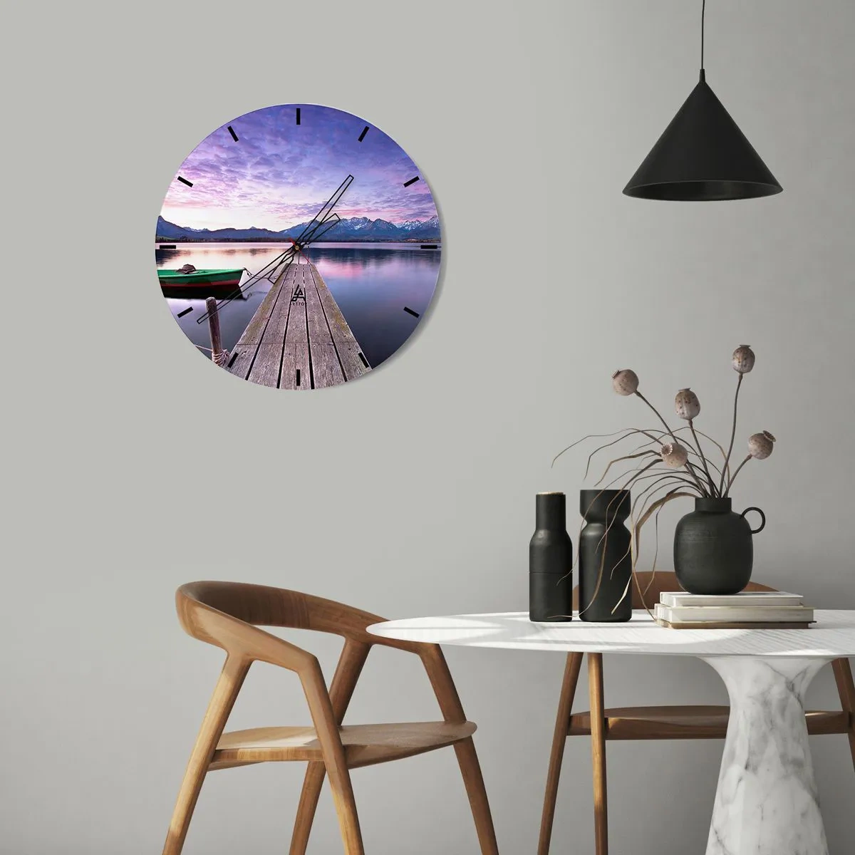 Ceas de perete - Ceas pe sticlă - Un dig pe un lac cu o barcă pe fundalul unui peisaj montan la apus - 30x30cm - Tăcere prietenoasă - Decorațiune modernă pentru perete pentru living, bucătărie și dormitor ARTTOR