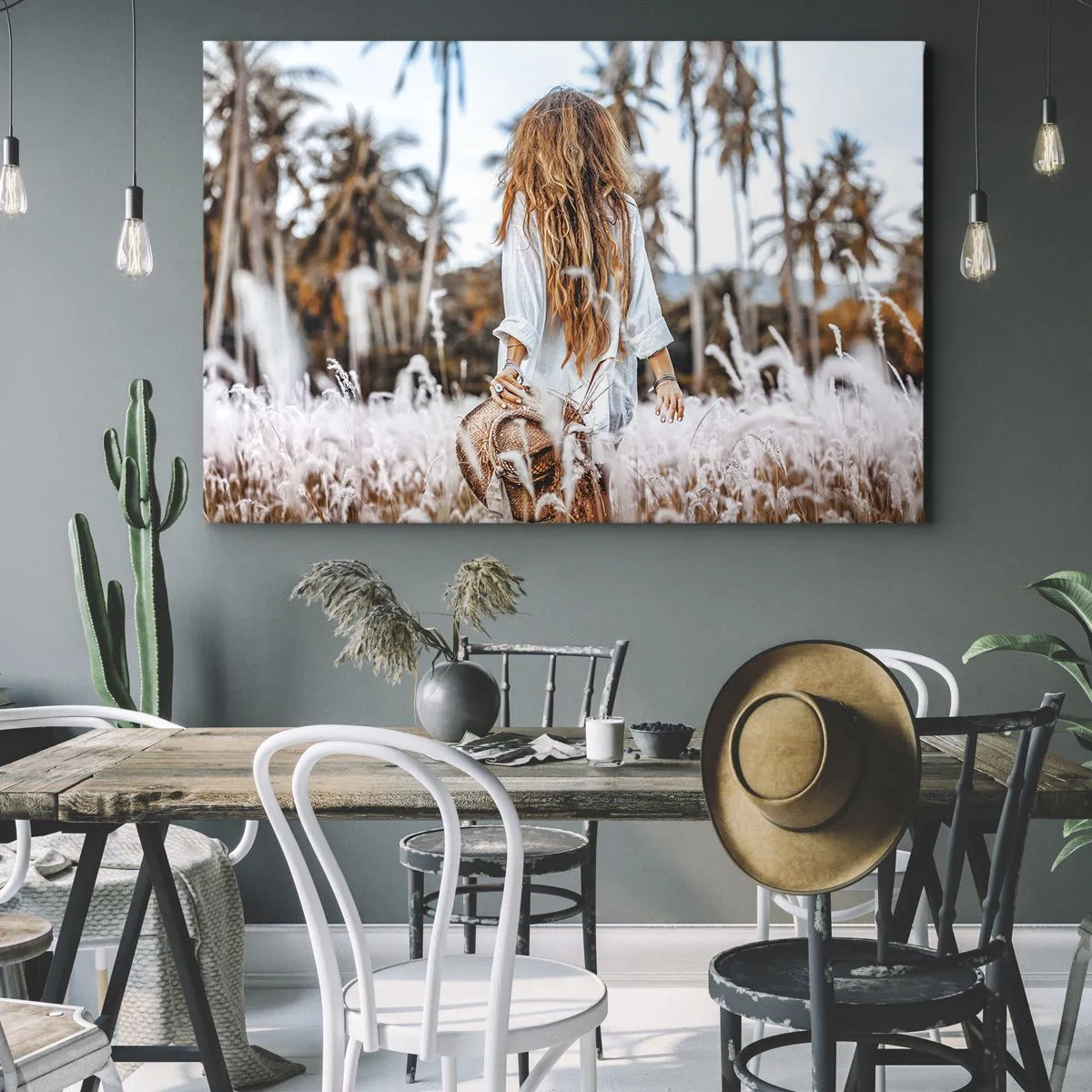 Tablou pe pânză Canvas - O femeie pe un câmp cu iarbă, cu palmieri în fundal, la apus - 70x50cm - Născută din puful de iarbă - Decorațiune modernă pentru perete pentru living și dormitor ARTTOR