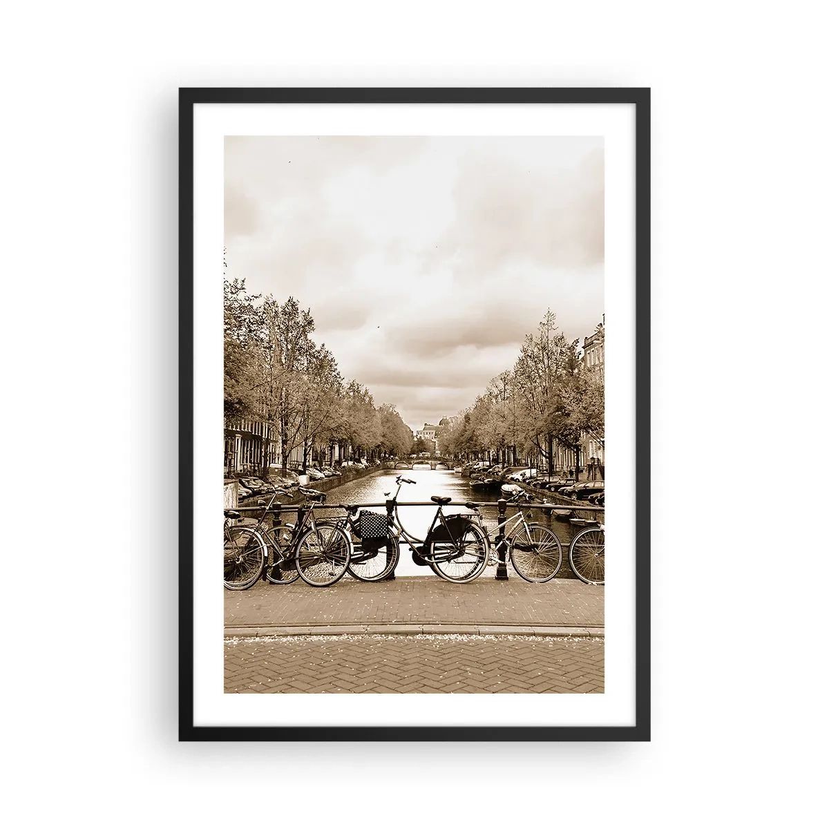 Poster în ramă neagră - Biciclete în tonuri sepia lângă canal - 50x70cm - Atmosfera olandeză - Decorațiune modernă pentru perete pentru living și dormitor ARTTOR