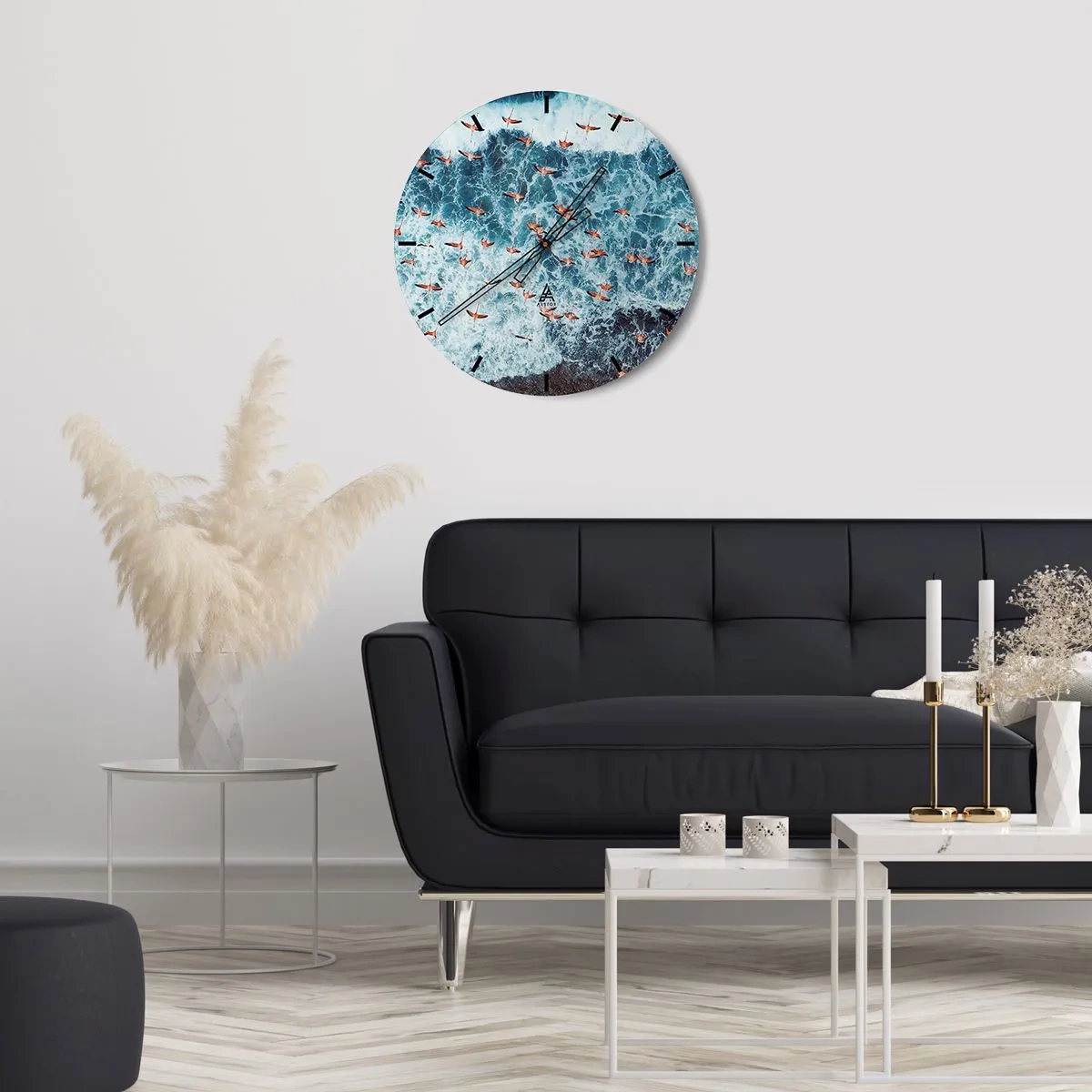 Ceas de perete - Ceas pe sticlă - Un stol de flamingo peste valurile mării văzute din perspectiva unei păsări - 30x30cm - Parada de la malul mării - Decorațiune modernă pentru perete pentru living, bucătărie și dormitor ARTTOR