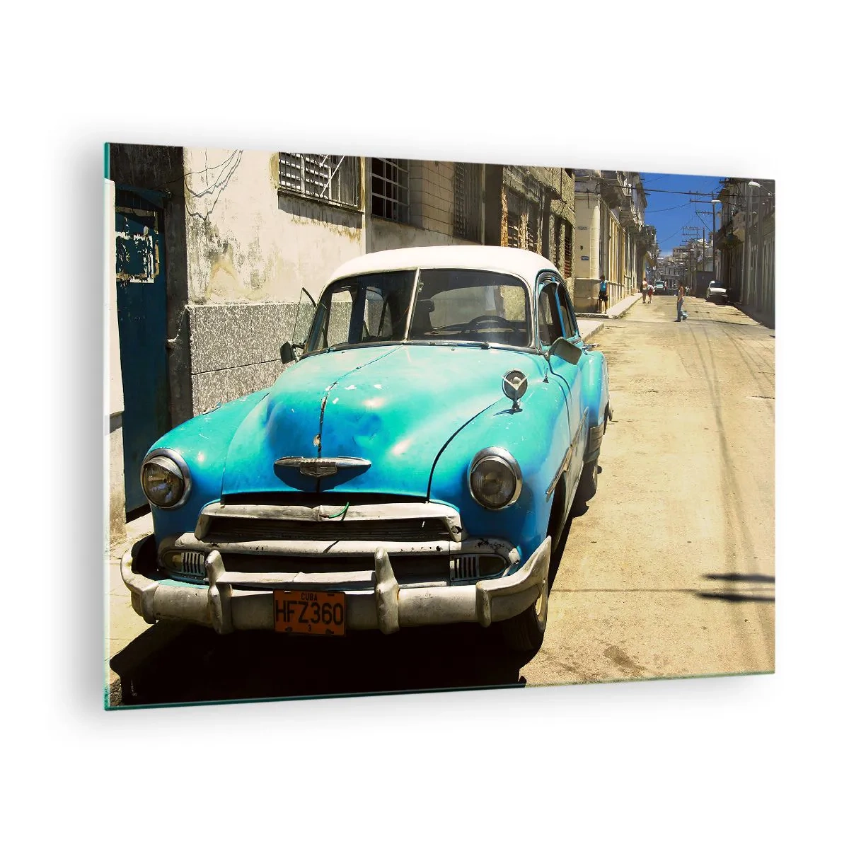 Tablou pe sticlă - Mașină albastră de epocă pe stradă la soare - 70x50cm - Eviva Cuba! - Decorațiune modernă pentru perete pentru living și dormitor ARTTOR