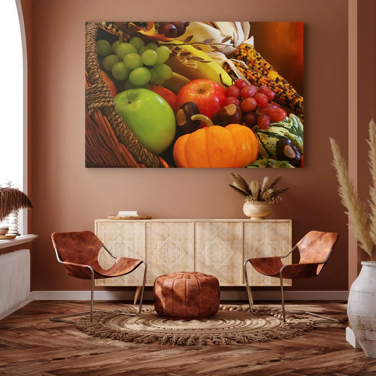 Tablou pe pânză Canvas - Un coș cu fructe, dovleci și porumb pe un fundal de culori de toamnă. - 70x50cm - Coșul de recoltă - Decorațiune modernă pentru perete pentru living și dormitor ARTTOR