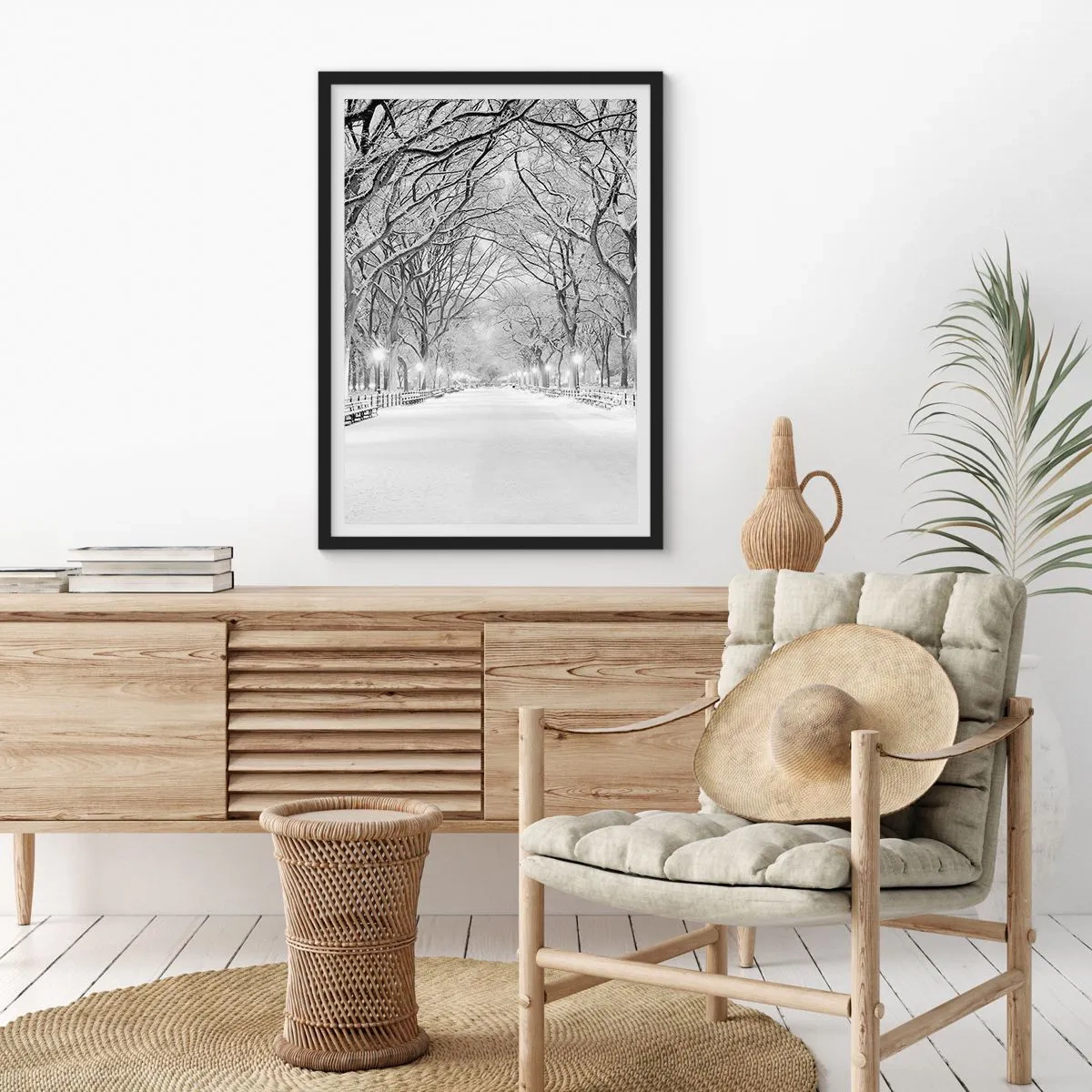 Poster în ramă neagră - O alee de iarnă cu copaci acoperiți de zăpadă în parc - 50x70cm - Cele patru anotimpuri – iarna - Decorațiune modernă pentru perete pentru living și dormitor ARTTOR