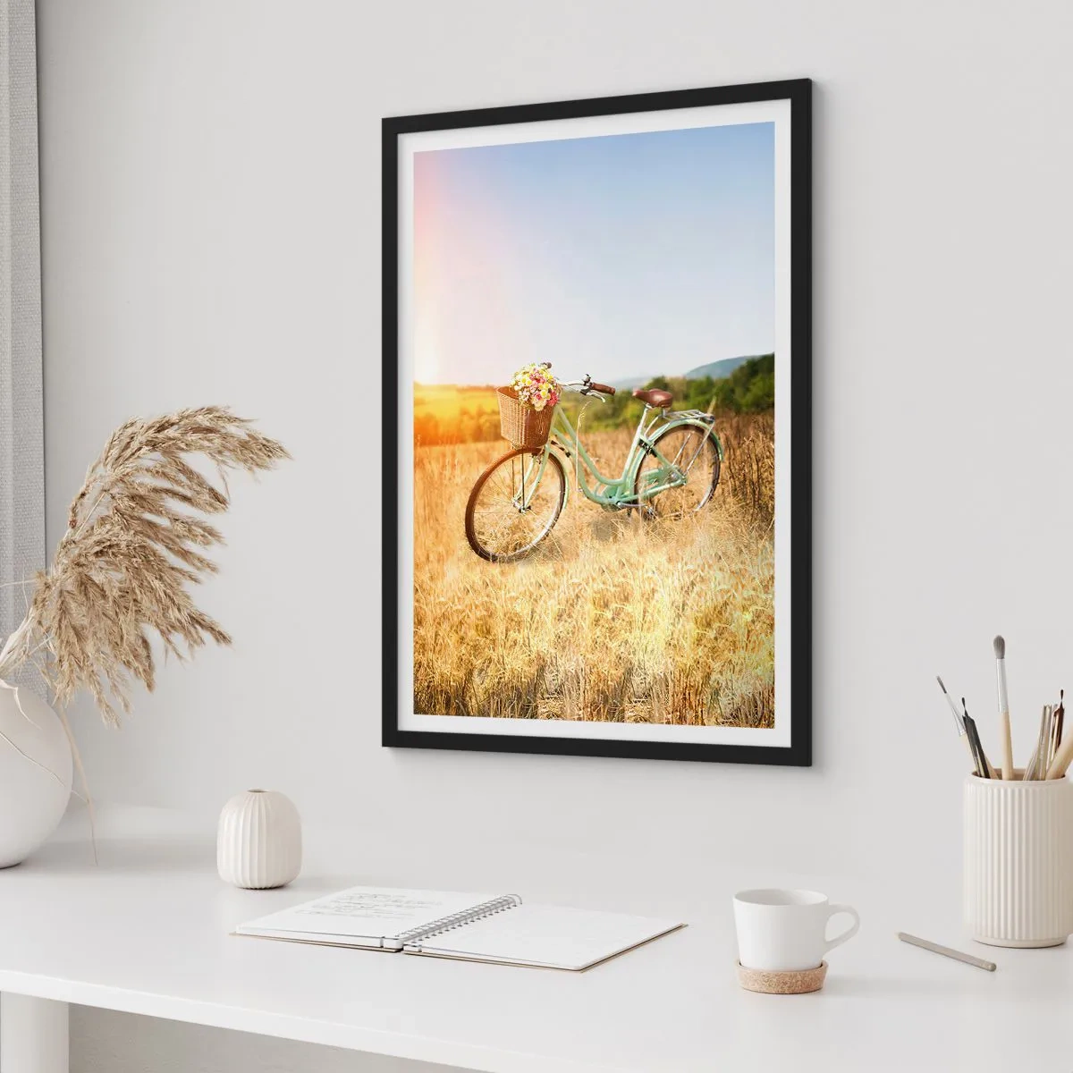 Poster în ramă neagră - O bicicletă cu un coș plin de flori într-o pajiște - 50x70cm - Mă odihnesc aici un pic - Decorațiune modernă pentru perete pentru living și dormitor ARTTOR