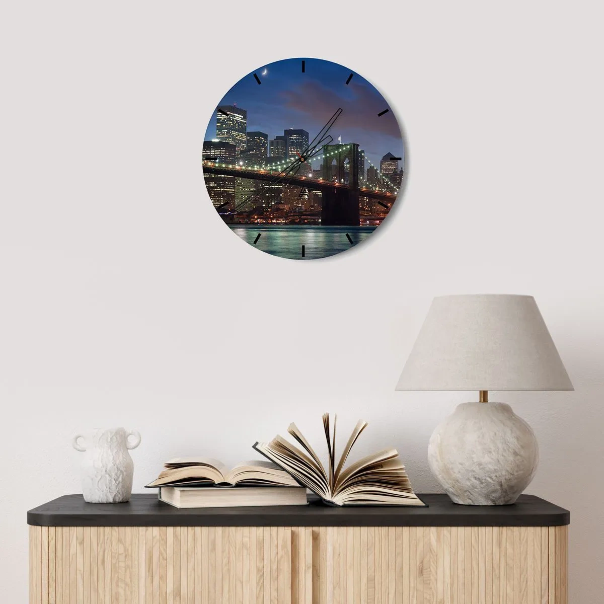 Ceas de perete - Ceas pe sticlă - Podul Brooklyn cu o vedere asupra orașului noaptea - 30x30cm - Noaptea iluminată - Decorațiune modernă pentru perete pentru living, bucătărie și dormitor ARTTOR