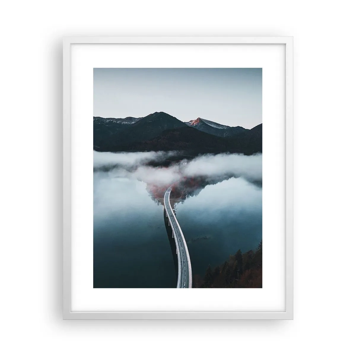 Poster în ramă albă - Peste o apă netedă ca o oglindă - 40x50 cm