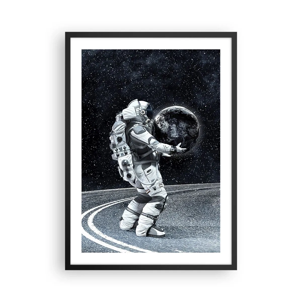 Poster în ramă neagră - Un astronaut în spațiu ținând în mână o sferă asemănătoare Pământului. - 50x70cm - Pe Calea Lactee - Decorațiune modernă pentru perete pentru living și dormitor ARTTOR