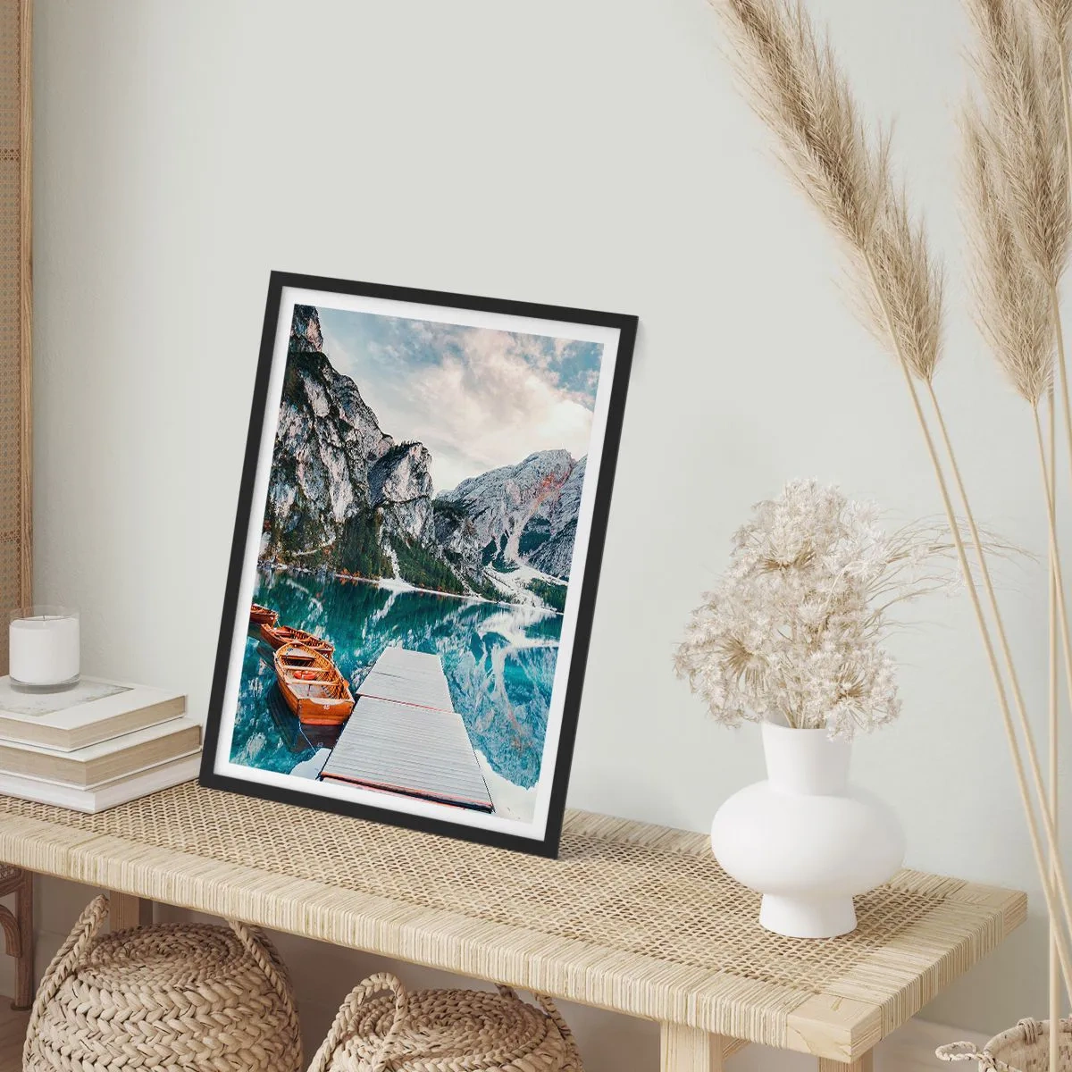 Poster în ramă neagră - Un lac de munte cu bărci de lemn și un dig - 50x70cm - Îți vom arăta frumusețea - Decorațiune modernă pentru perete pentru living și dormitor ARTTOR
