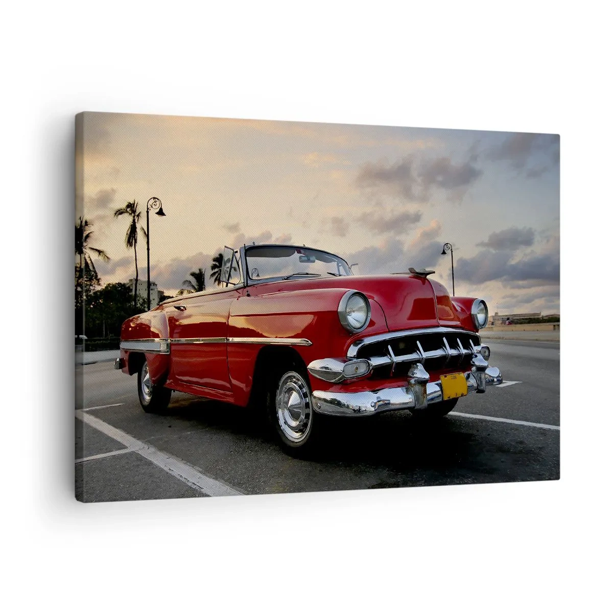 Tablou pe pânză Canvas - O decapotabilă clasică roșie parcată lângă palmieri la amurg. - 70x50cm - Căldura roșie a tropicelor - Decorațiune modernă pentru perete pentru living și dormitor ARTTOR
