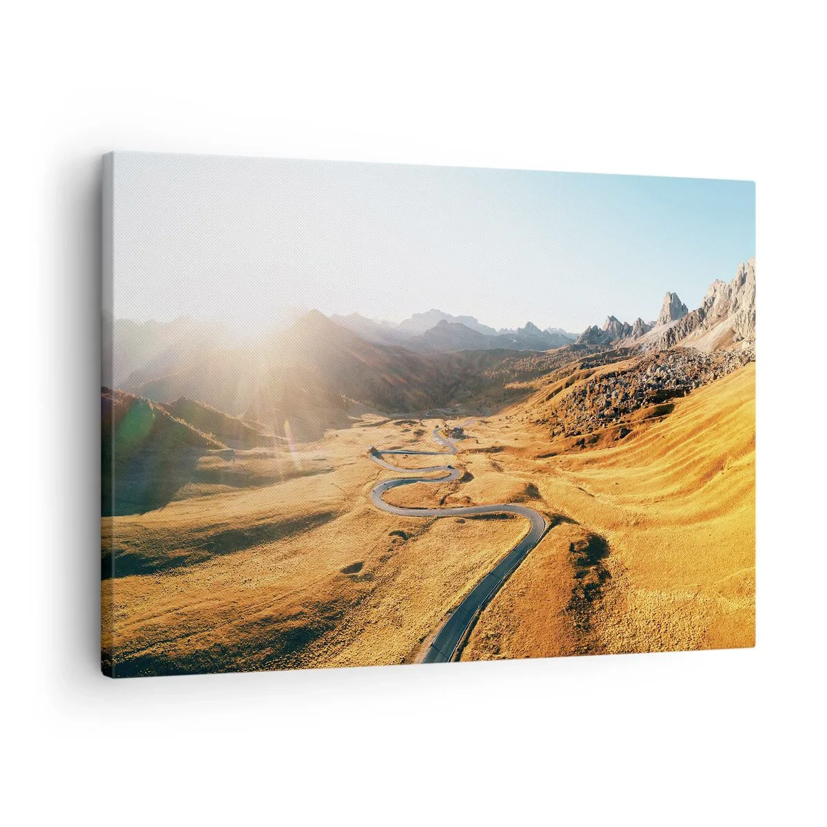 Tablou pe pânză Canvas - Un drum șerpuitor în munți, luminat de soarele care apune - 70x50cm - Într-o vale de aur - Decorațiune modernă pentru perete pentru living și dormitor ARTTOR