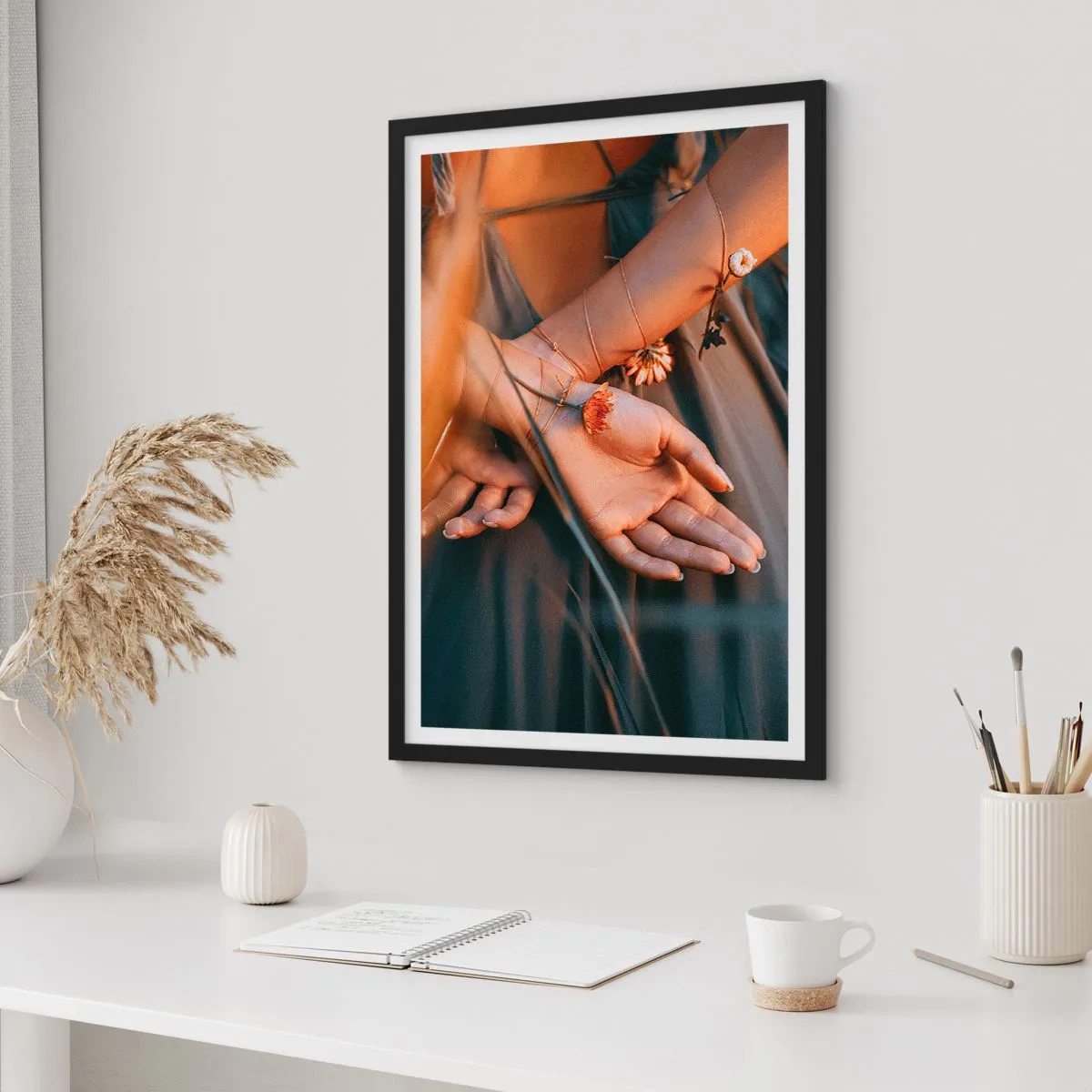 Poster în ramă neagră - Mâini împletite cu flori delicate în lumină aurie - 50x70cm - Legată de natură - Decorațiune modernă pentru perete pentru living și dormitor ARTTOR