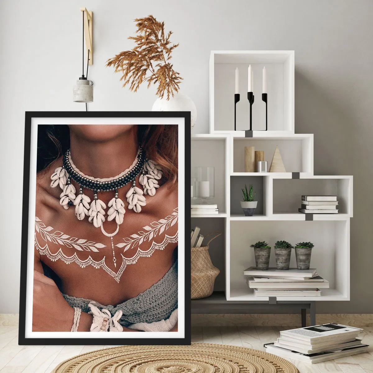 Poster în ramă neagră - Portretul unei femei cu un colier de scoici și un tatuaj alb - 50x70cm - Talismanele, ritualurile feminității - Decorațiune modernă pentru perete pentru living și dormitor ARTTOR