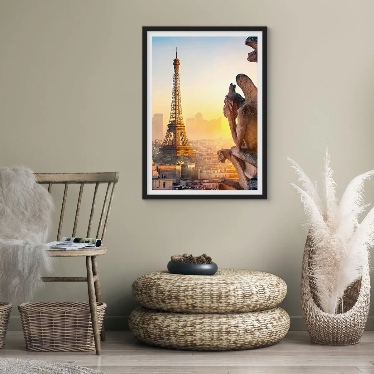 Poster în ramă neagră - O vedere a Turnului Eiffel la răsărit, cu o perspectivă asupra garguielor de piatră - 50x70cm - S-au schimbat multe... - Decorațiune modernă pentru perete pentru living și dormitor ARTTOR