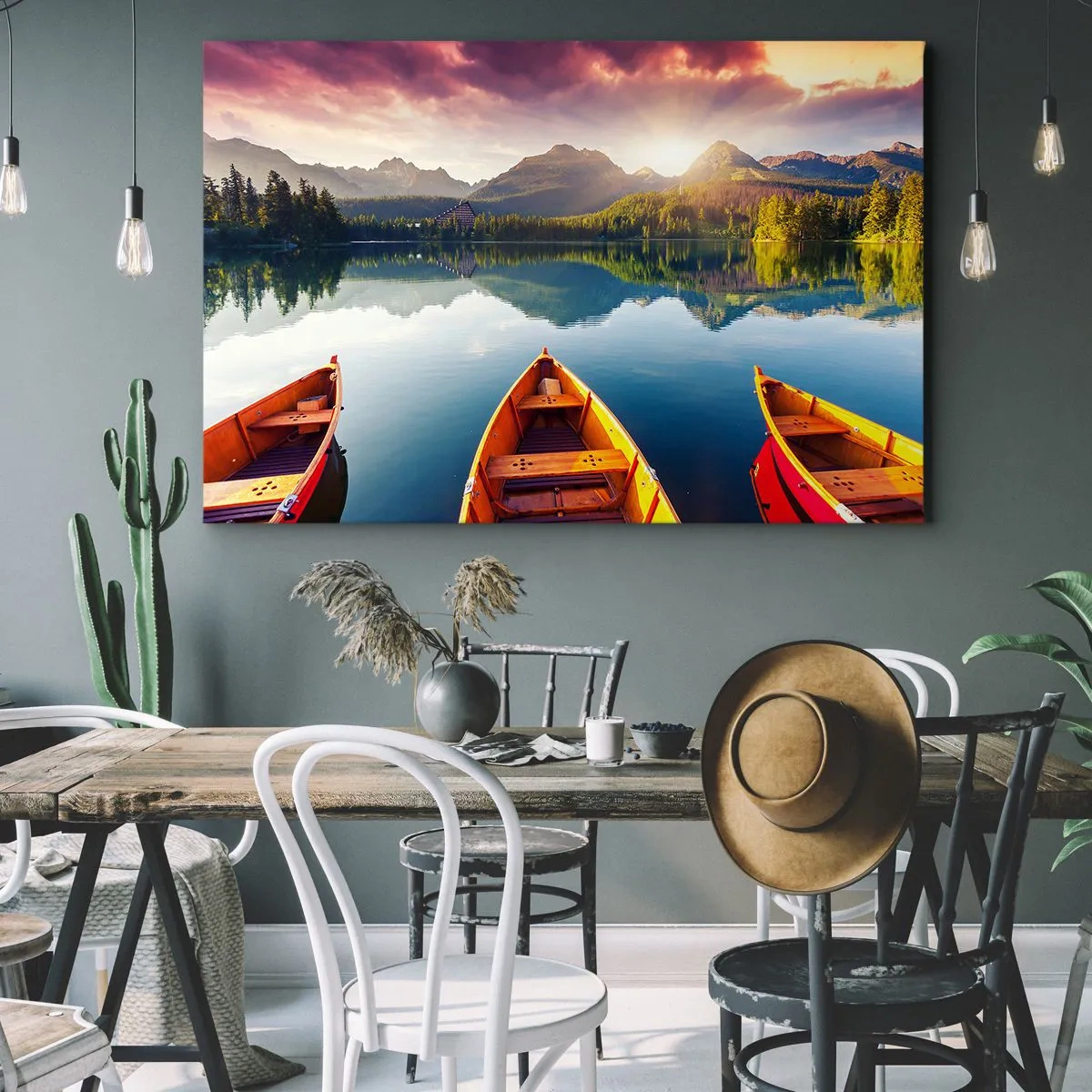 Tablou pe pânză Canvas - Trei bărci de lemn pe fundalul unui lac de munte la apus - 70x50cm - Nimic împotriva naturii - Decorațiune modernă pentru perete pentru living și dormitor ARTTOR