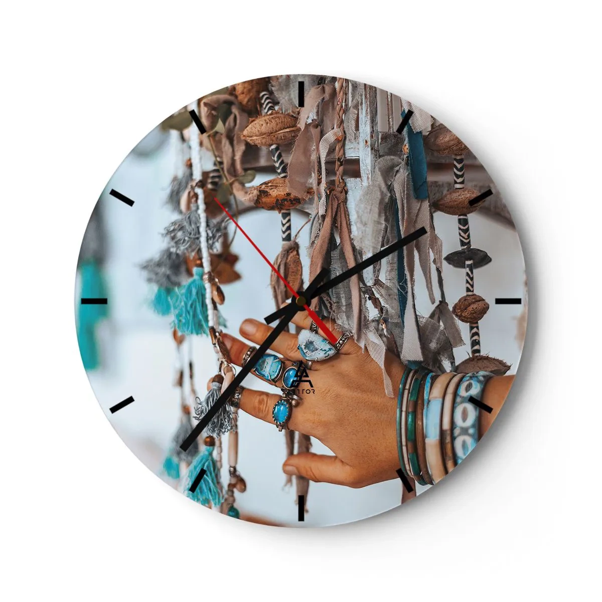 Ceas de perete - Ceas pe sticlă - O mână decorată cu bijuterii printre obiecte de artizanat boho - 30x30cm - Comori locale - Decorațiune modernă pentru perete pentru living, bucătărie și dormitor ARTTOR