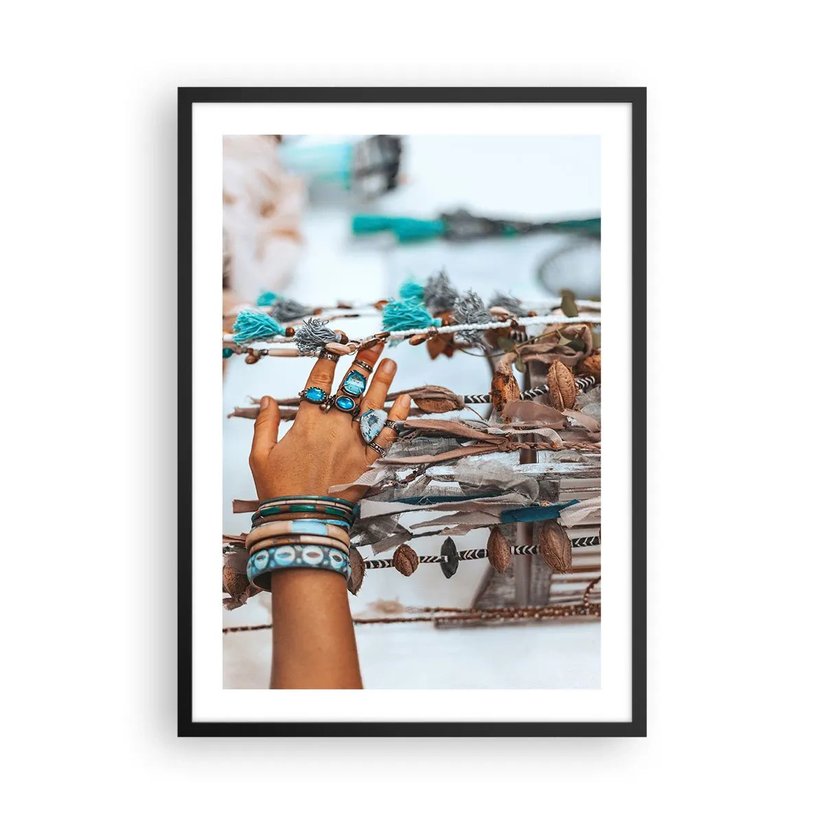 Poster în ramă neagră - O mână împodobită cu bijuterii pe un fundal boho - 50x70cm - Comori locale - Decorațiune modernă pentru perete pentru living și dormitor ARTTOR