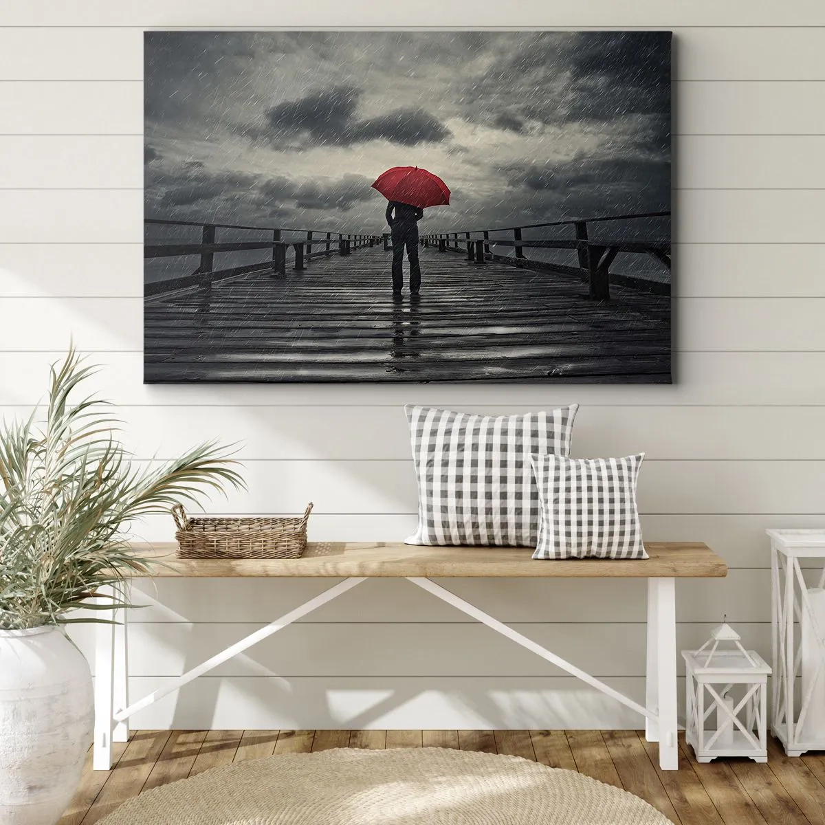 Tablou pe pânză Canvas - O persoană cu o umbrelă roșie pe un dig ploios - 70x50cm - Nu e nimic dacă plouă - Decorațiune modernă pentru perete pentru living și dormitor ARTTOR