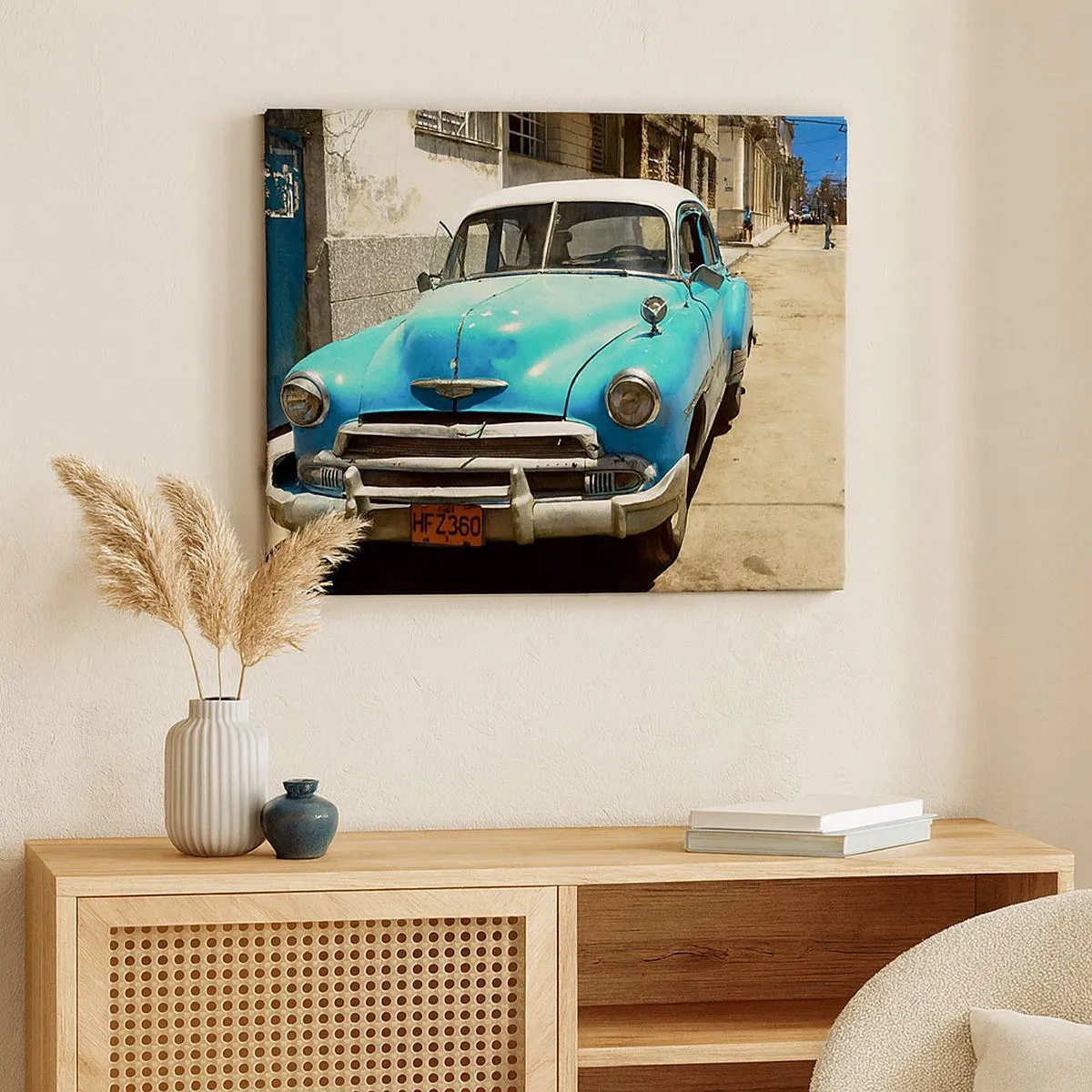 Tablou pe pânză Canvas - O mașină clasică albastră pe stradă într-o zi însorită - 70x50cm - Eviva Cuba! - Decorațiune modernă pentru perete pentru living și dormitor ARTTOR