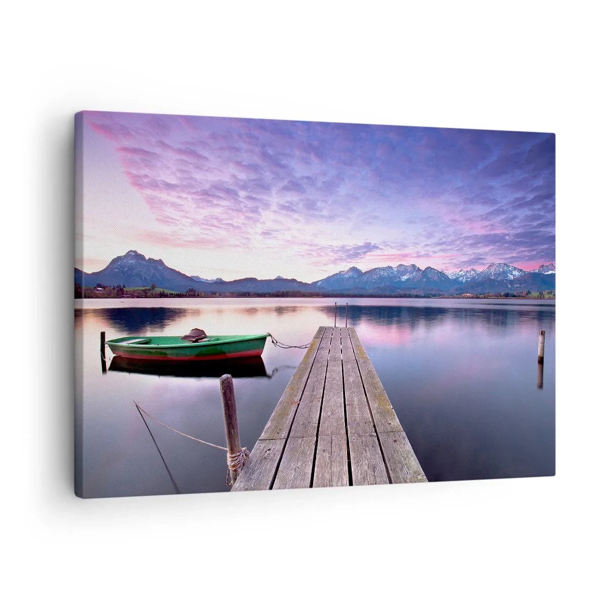 Tablou pe pânză Canvas - Un dig de lemn cu o barcă pe un lac înconjurat de munți la apus - 70x50cm - Tăcere prietenoasă - Decorațiune modernă pentru perete pentru living și dormitor ARTTOR