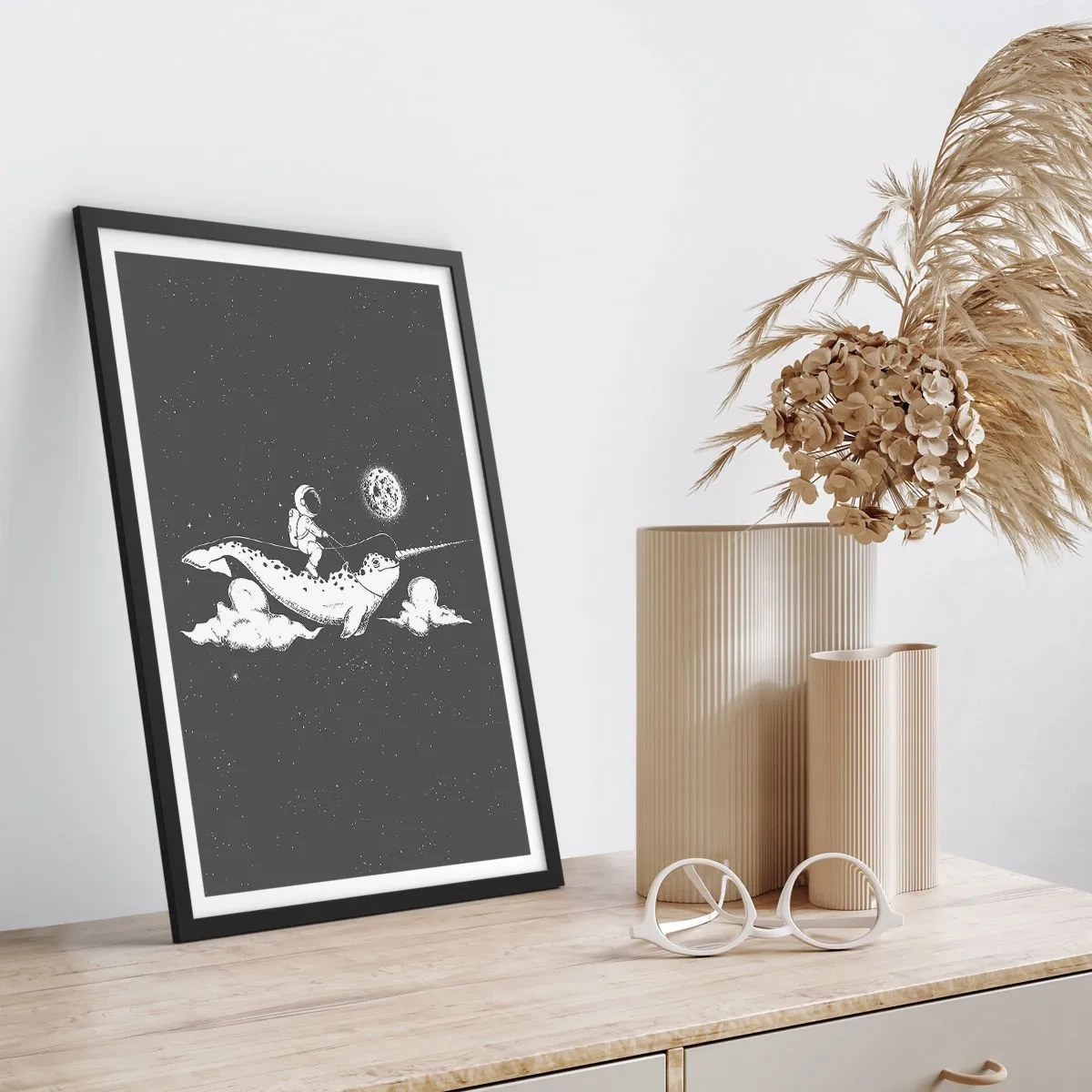 Poster în ramă neagră - Astronautul pe spatele unui narval în spațiu - 50x70cm - Cavalerul Spațial - Decorațiune modernă pentru perete pentru living și dormitor ARTTOR