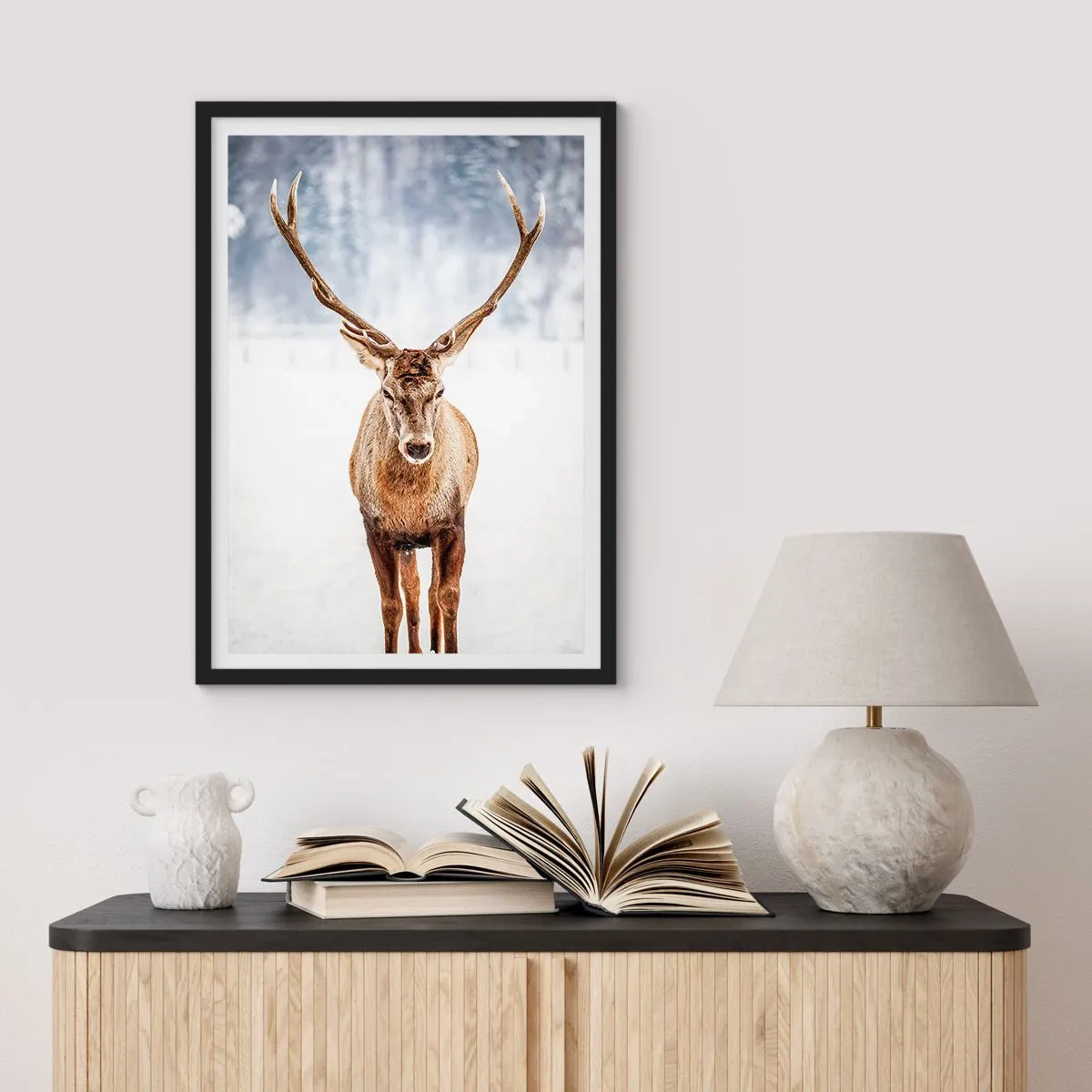 Poster în ramă neagră - Un cerb impunător pe fundalul unui peisaj de iarnă - 50x70cm - Direct din ceața de zăpadă - Decorațiune modernă pentru perete pentru living și dormitor ARTTOR