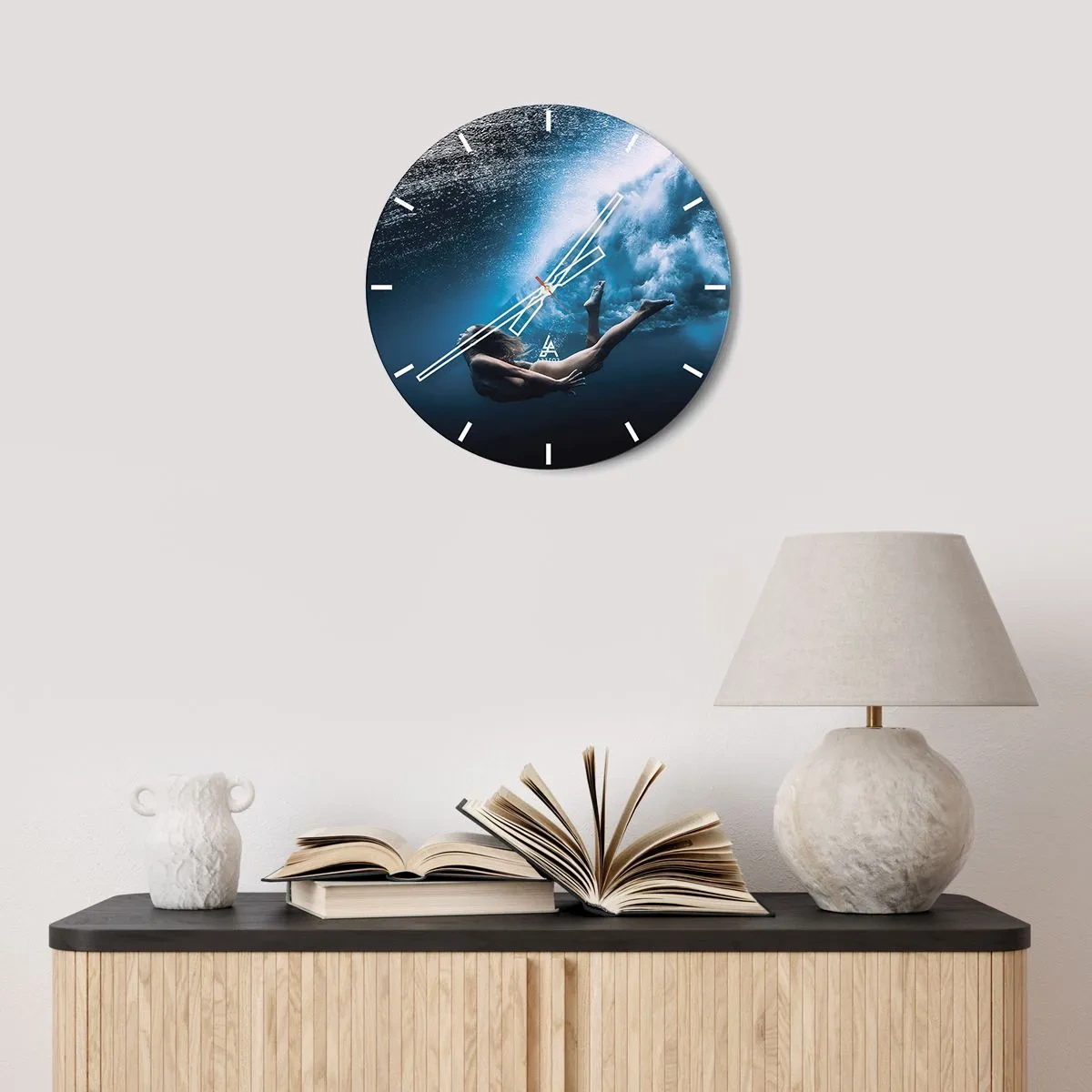 Ceas de perete - Ceas pe sticlă - O femeie sub apă într-o fotografie dinamică - 30x30cm - Sirena modernă - Decorațiune modernă pentru perete pentru living, bucătărie și dormitor ARTTOR