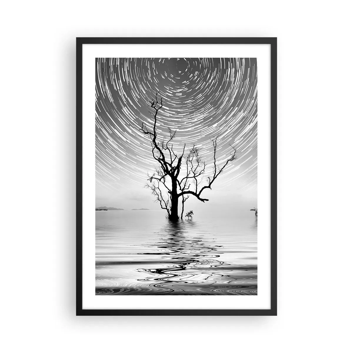 Poster în ramă neagră - O stea se învârte deasupra unui copac singuratic în apă - 50x70cm - O simfonie a naturii - Decorațiune modernă pentru perete pentru living și dormitor ARTTOR