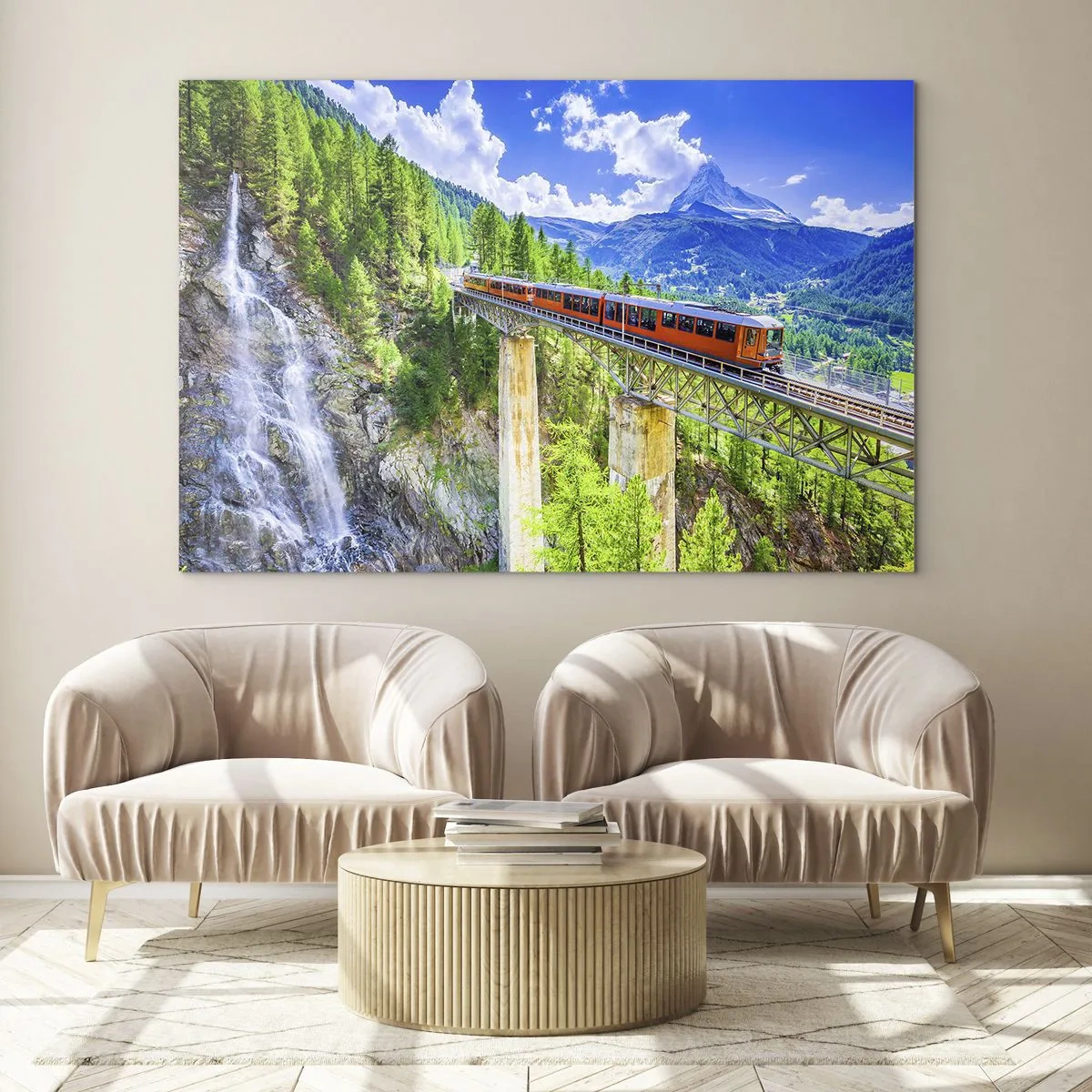 Tablou pe sticlă - Tren alpin pe un pod cu vedere la o cascadă - 70x50cm - Calea ferată din Alpi - Decorațiune modernă pentru perete pentru living și dormitor ARTTOR
