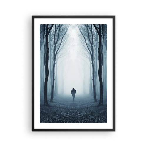 Poster în ramă neagră - Un bărbat într-o pădure învăluită în ceață, înconjurat de copaci - 50x70cm - Și totul este simplu și clar - Decorațiune modernă pentru perete pentru living și dormitor ARTTOR