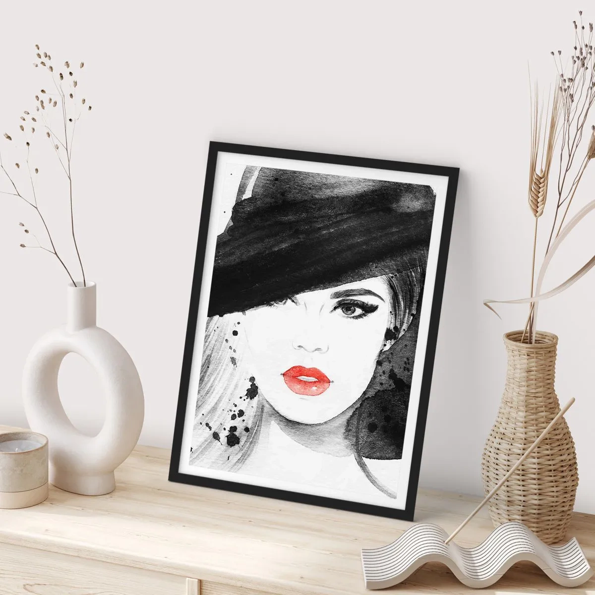 Poster în ramă neagră - Portretul unei femei cu o pălărie cu accent de buze roșii - 50x70cm - Doamna în negru - Decorațiune modernă pentru perete pentru living și dormitor ARTTOR