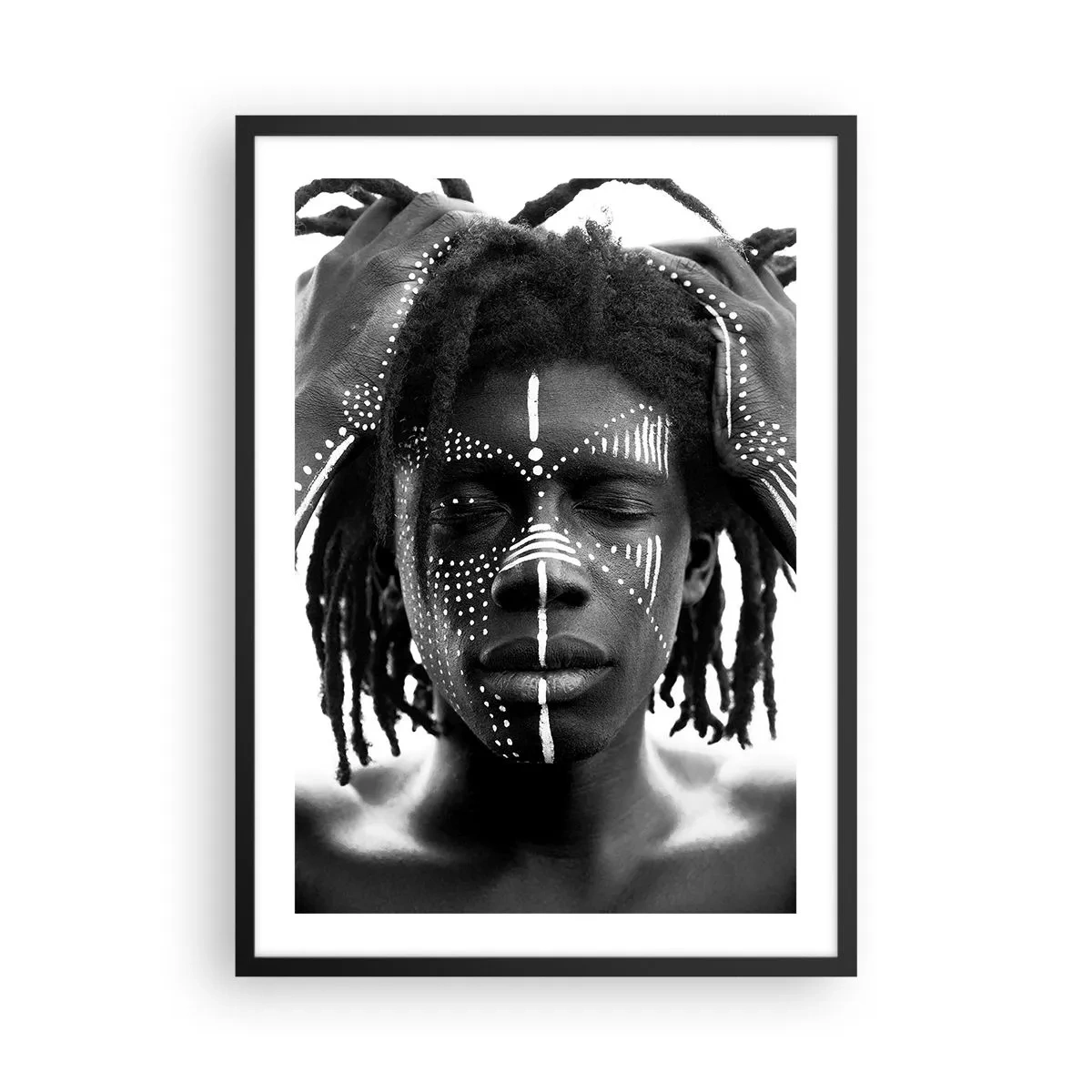 Poster în ramă neagră - Un bărbat cu picturi albe pe față și pe mâini - 50x70cm - Unde ești? - Decorațiune modernă pentru perete pentru living și dormitor ARTTOR