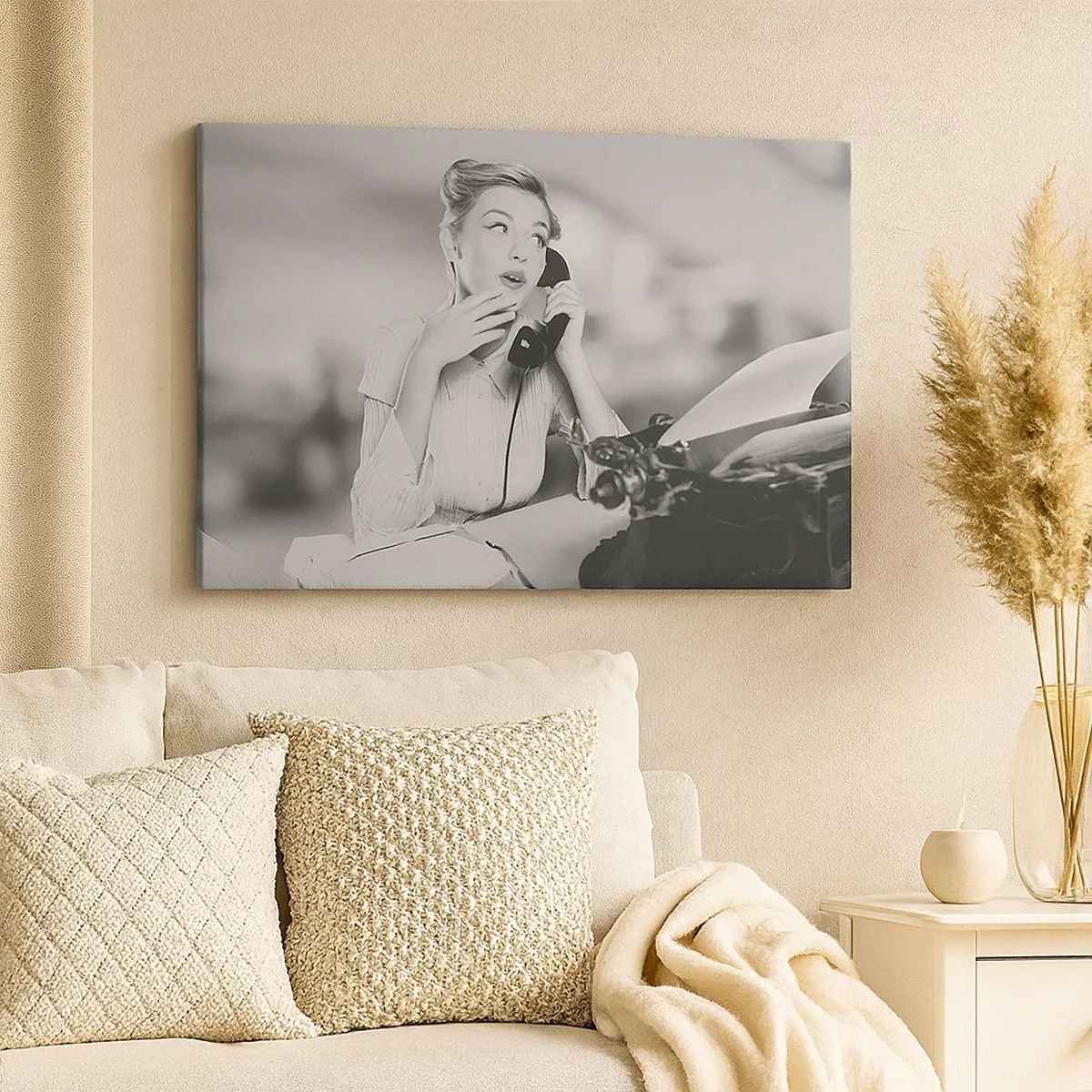 Tablou pe pânză Canvas - O femeie vorbește la telefon la o mașină de scris - 70x50cm - Bună ziua, suntem în anii '50. - Decorațiune modernă pentru perete pentru living și dormitor ARTTOR