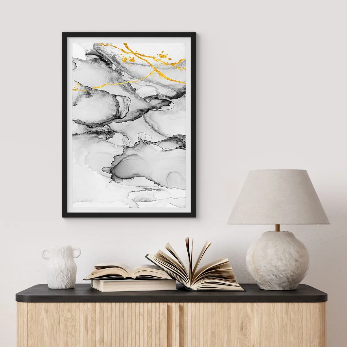 Poster în ramă neagră - O compoziție abstractă în nuanțe de gri cu accente aurii. - 50x70cm - Compoziție cu motiv auriu - Decorațiune modernă pentru perete pentru living și dormitor ARTTOR