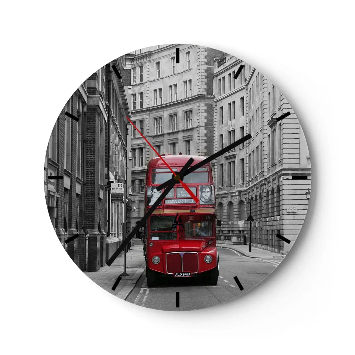 Ceas de perete - Ceas pe sticlă - Un autobuz roșu pe un fundal de clădiri albe și negre. - 30x30cm - Viața de zi cu zi nu trebuie să fie gri - Decorațiune modernă pentru perete pentru living, bucătărie și dormitor ARTTOR