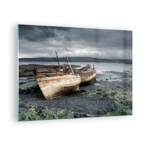 Tablou pe sticlă - Două bărci de lemn dărăpănate pe malul stâncos al lacului - 70x50cm - Ca semn al unei munci făcute cu demnitate - Decorațiune modernă pentru perete pentru living și dormitor ARTTOR