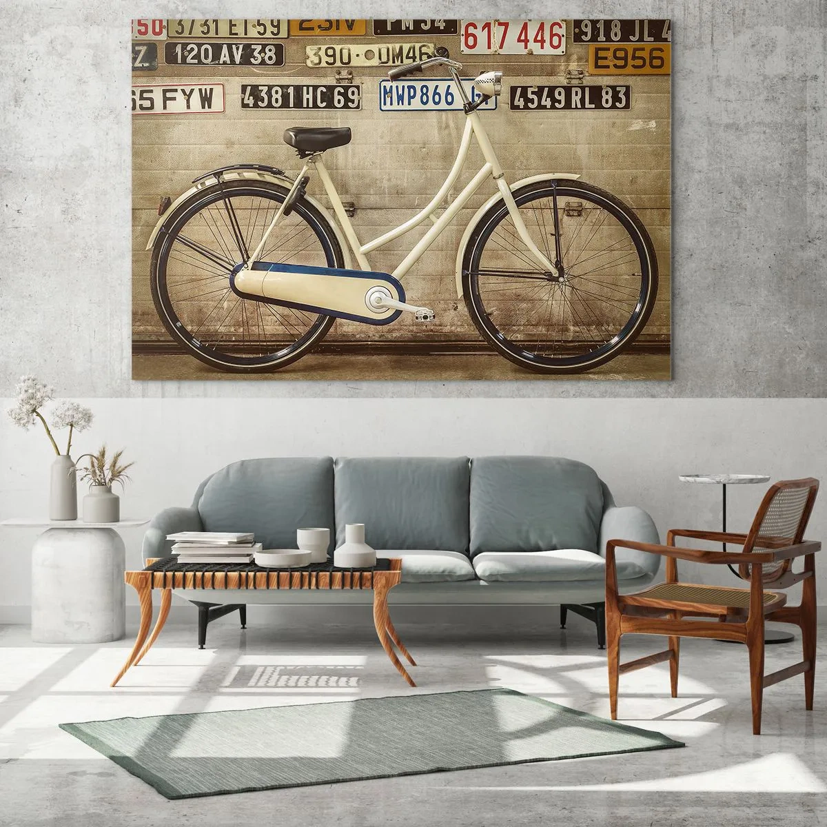 Tablou pe sticlă - O bicicletă veche lângă un perete cu plăcuțe de înmatriculare - 70x50cm - Fără complexe - Decorațiune modernă pentru perete pentru living și dormitor ARTTOR