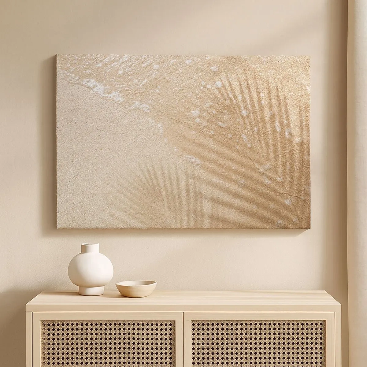 Tablou pe pânză Canvas - Umbra unui palmier pe nisip cu un model delicat de ondulații - 70x50cm - Umbra unei veri fierbinți - Decorațiune modernă pentru perete pentru living și dormitor ARTTOR