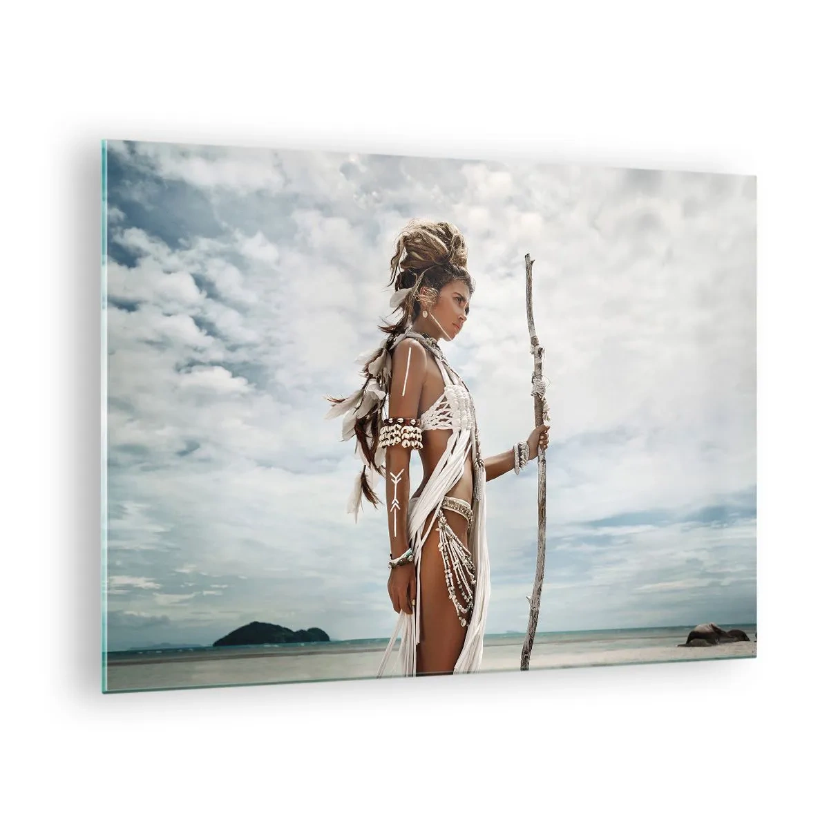 Tablou pe sticlă - O figură exotică pe fundalul plajei și al cerului - 70x50cm - Regina tropicelor - Decorațiune modernă pentru perete pentru living și dormitor ARTTOR
