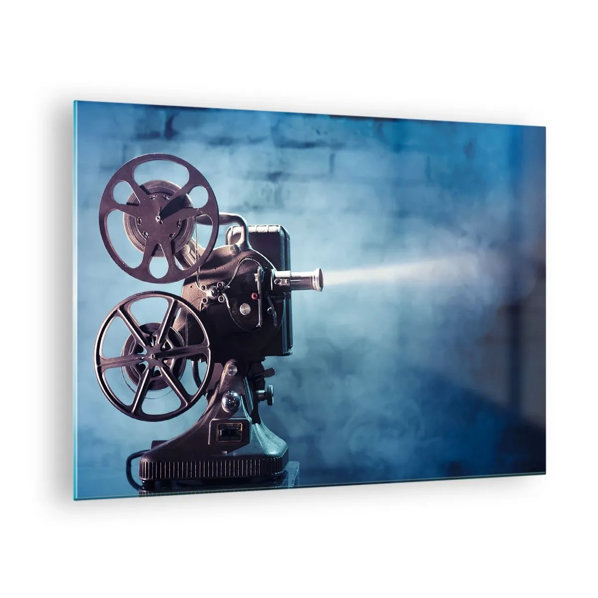 Tablou pe sticlă - cameră de filmat în stil retro pe un perete albastru - 70x50cm - Într-un cinematograf vechi - Decorațiune modernă pentru perete pentru living și dormitor ARTTOR