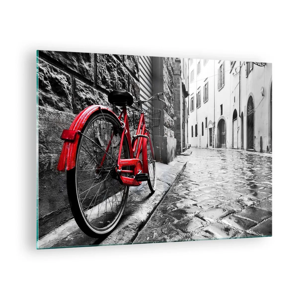 Tablou pe sticlă - O bicicletă roșie pe o stradă pietruită cu un fundal monocrom. - 70x50cm - Adevărata frumusețe nu îmbătrânește - Decorațiune modernă pentru perete pentru living și dormitor ARTTOR