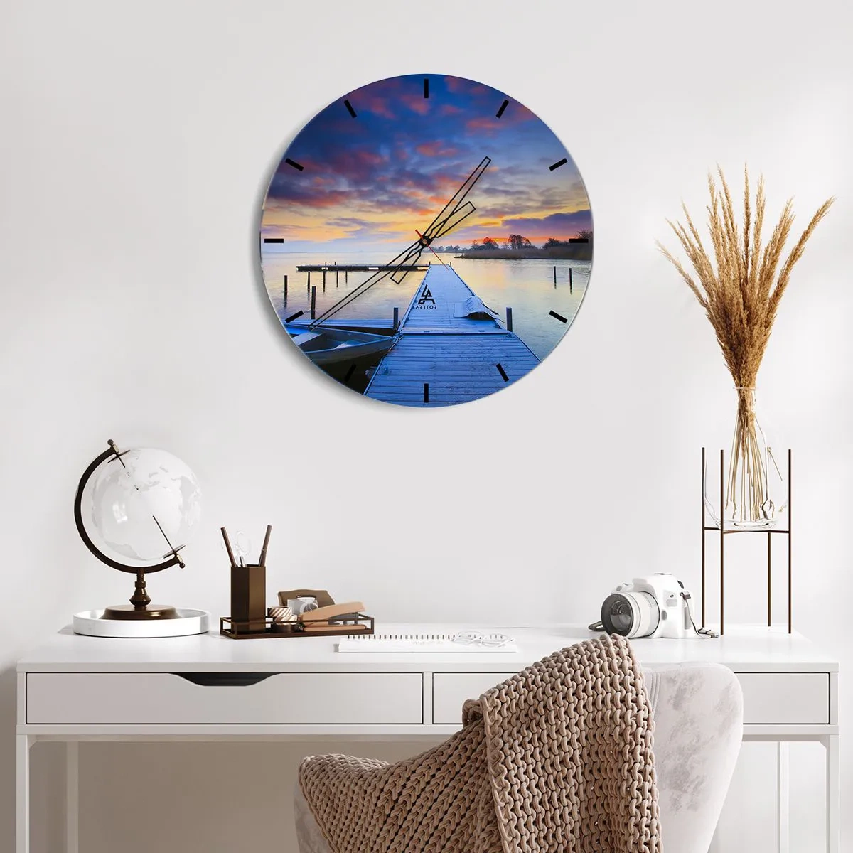Ceas de perete - Ceas pe sticlă - Digul de pe malul lacului la răsărit - 30x30cm - Seninătate mov-auriu - Decorațiune modernă pentru perete pentru living, bucătărie și dormitor ARTTOR